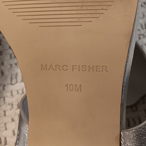 Marc Fisher 'Veva' women's silver metallic scallop edge thong sandals sz 10 M - Picture 13 of 13